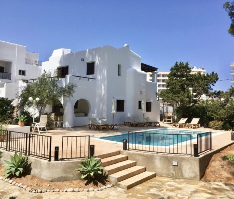De villa met zwembad van Hotel Osiris in de baai van Sant Antoni op Ibiza