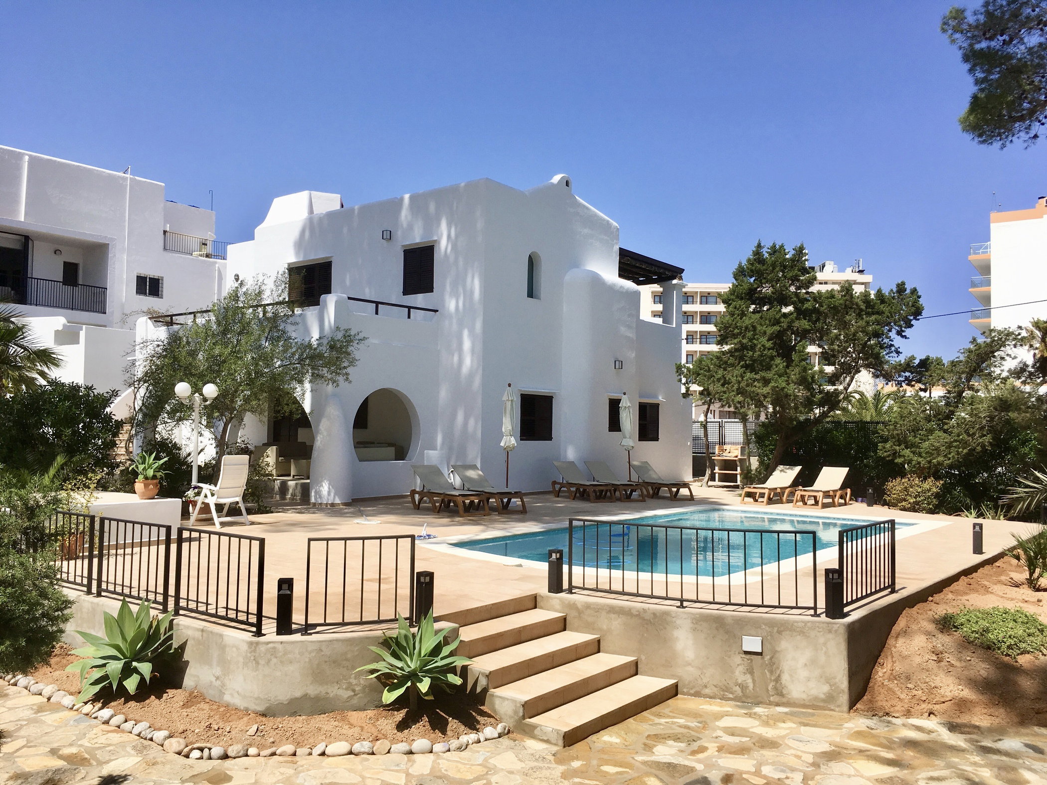 De villa met zwembad van Hotel Osiris in de baai van Sant Antoni op Ibiza