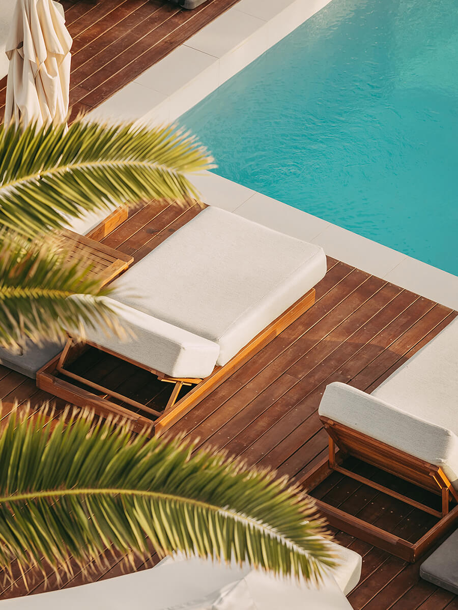 Het zwembaddek van Hotel Riomar in Santa Eulària