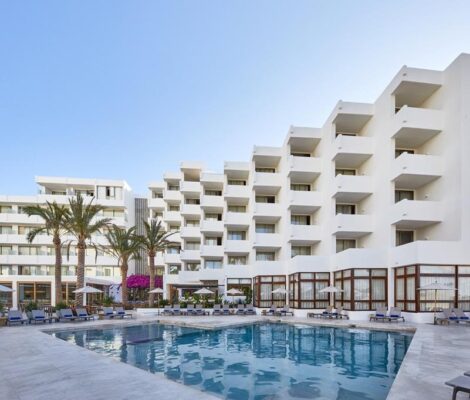 Het zwembad en de gebouwen van Hotel Tres Torres in Santa Eulalia
