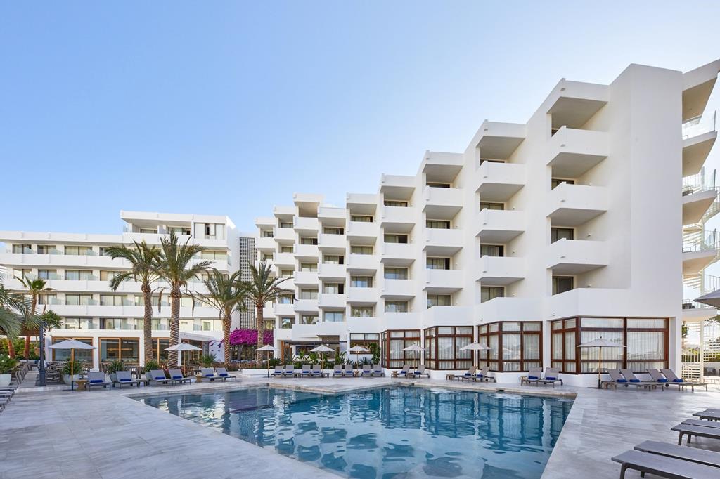 Het zwembad en de gebouwen van Hotel Tres Torres in Santa Eulària