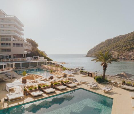 Hyde Ibiza aan de baai van Cala Llonga op Ibiza