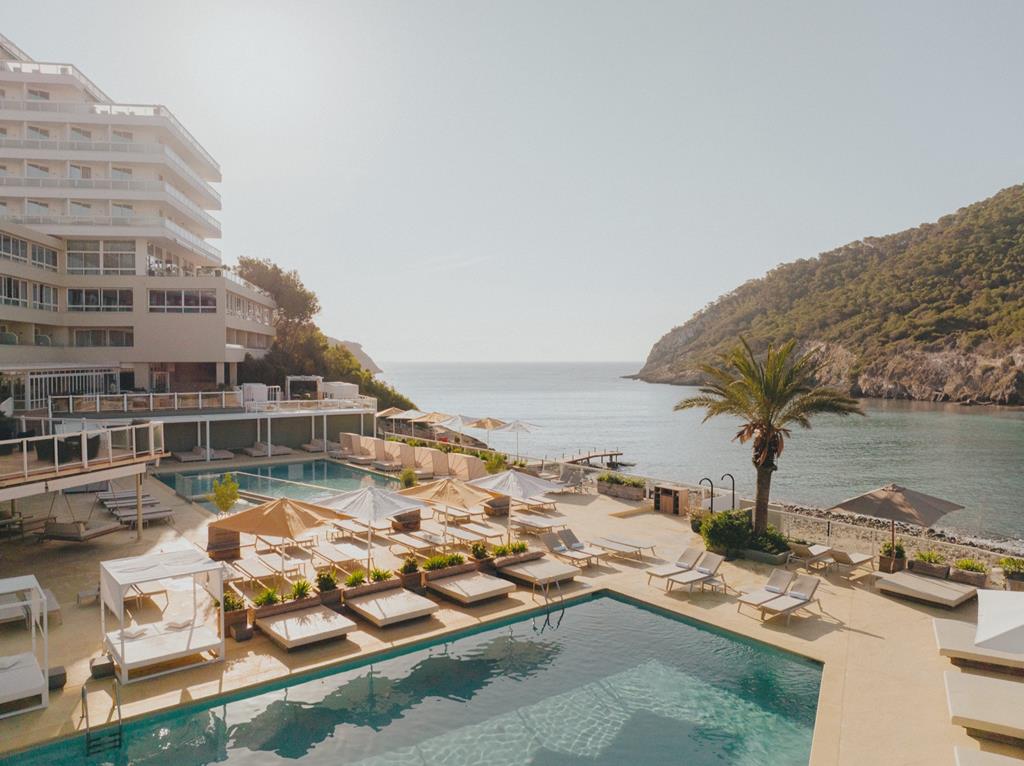 Hyde Ibiza aan de baai van Cala Llonga op Ibiza