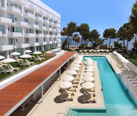 Het zwembad van Iberostar Selection Santa Eulalia aan de oostkust van Ibiza