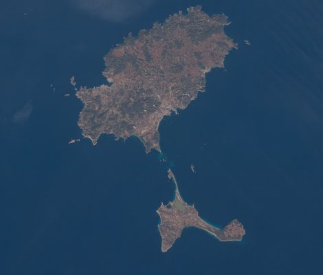 Het eiland Ibiza met daaronder Formentera, gezien vanuit het ruimtestation ISS