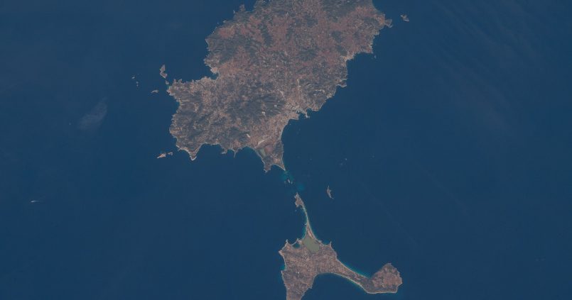 Het eiland Ibiza met daaronder Formentera, gezien vanuit het ruimtestation ISS