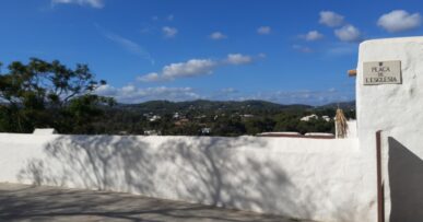 Ibiza in november 2026: weer, zee en een stil eiland 11 De witte kerkplaza van Santa Eulària des Riu op Ibiza, met uitzicht over het groene binnenland in november