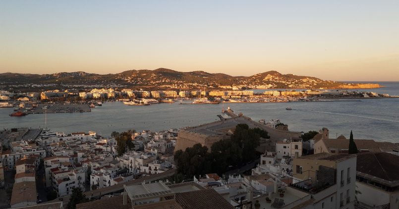 Uitzicht vanaf het kasteel van Dalt Vila over de haven van Ibiza-stad in het avondlicht van eind oktober