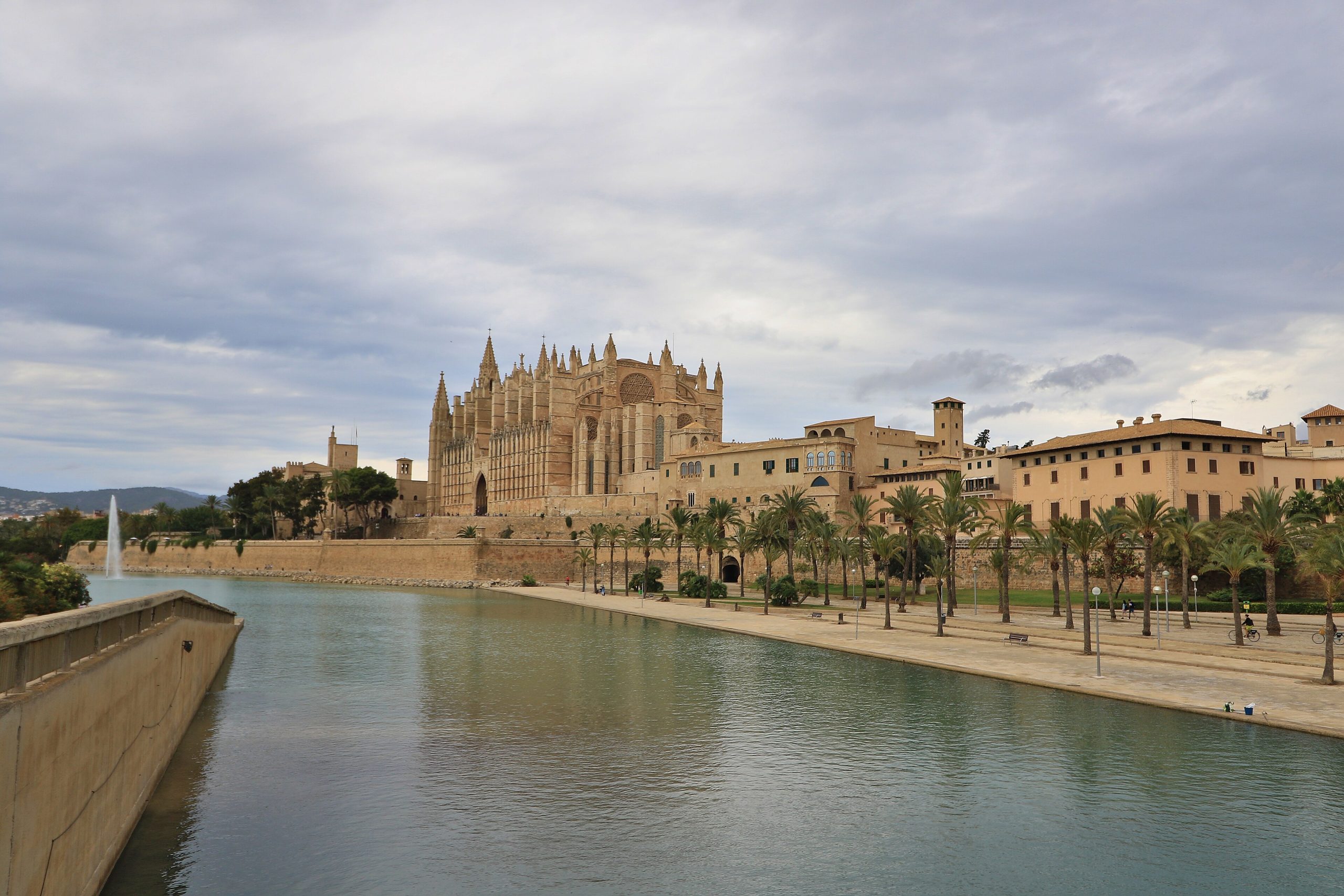De kathedraal van Palma boven de oude vestingmuur, het culturele zwaartepunt dat Mallorca van Ibiza onderscheidt