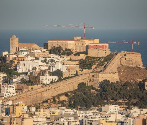 Dalt Vila in Ibiza-stad met de kathedraal en de renaissancemuren op de heuvel boven de stad