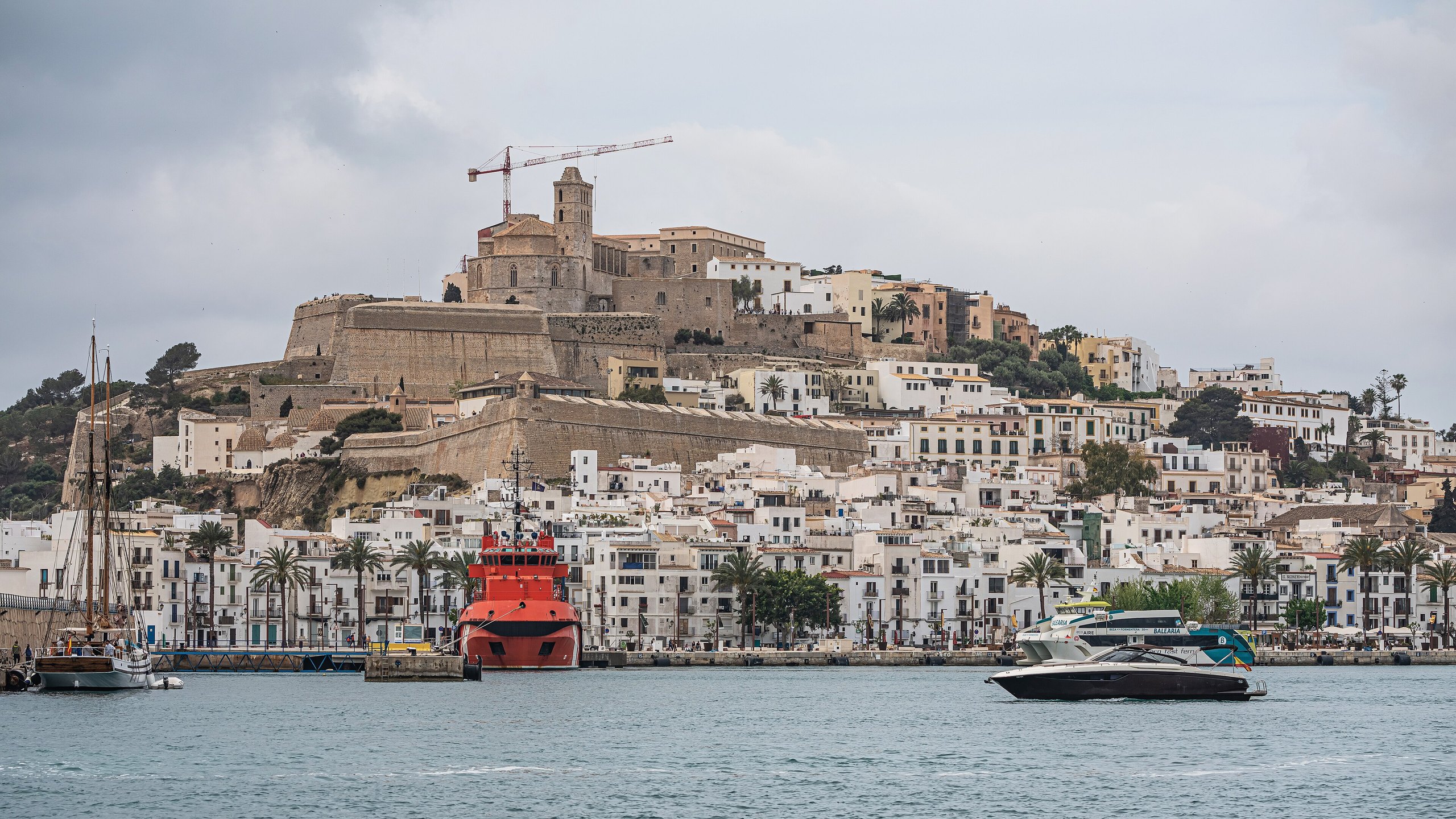 Haven van Ibiza-stad met de huizen van La Marina en Dalt Vila met de kathedraal op de heuvel