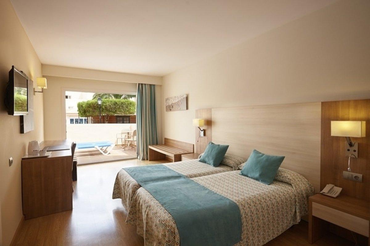 Invisa Cala Blanca: familiehotel aan Es Figueral 1 Junior suite met zeezicht in Invisa Hotel Club Cala Blanca bij Es Figueral