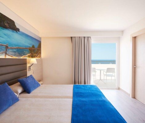 Familiekamer met zeezicht in Invisa Hotel Club Cala Verde aan Es Figueral