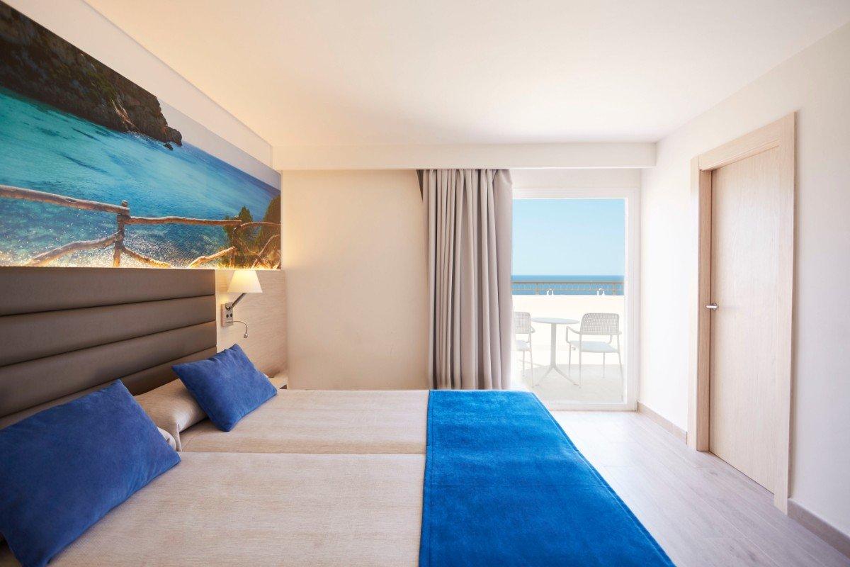 Familiekamer met zeezicht in Invisa Hotel Club Cala Verde aan Es Figueral