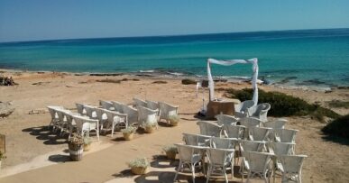 Is Formentera duur? Wat een vakantie in 2026 echt kost 16 Gedekte tafels en witte stoelen op het zand aan een strand op Formentera