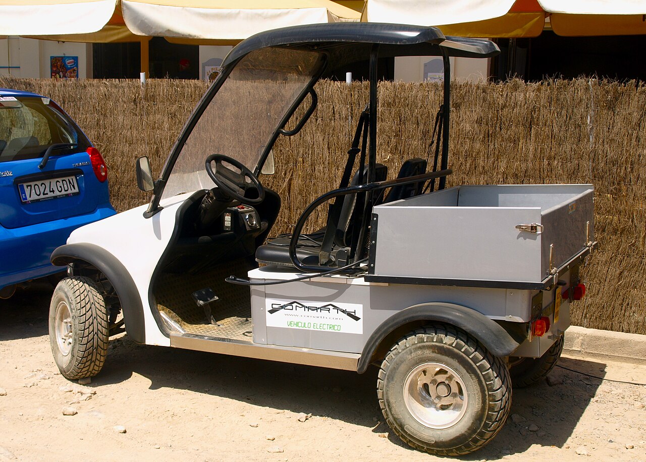 Is Formentera duur? Wat een vakantie in 2026 echt kost 4 Klein elektrisch autootje geparkeerd op Formentera