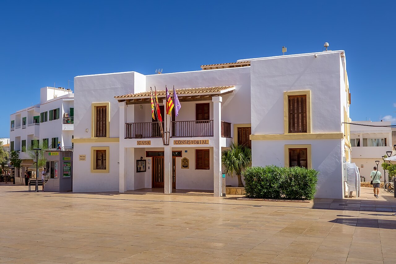 Is Formentera duur? Wat een vakantie in 2026 echt kost 5 Het witte gemeentehuis aan het plein van Sant Francesc Xavier op Formentera