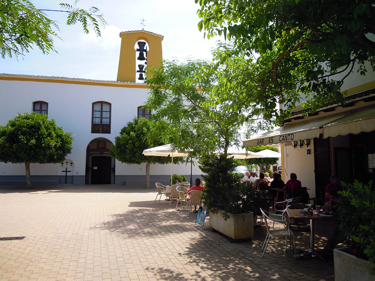 Het dorpspleintje van Santa Gertrudis in het binnenland van Ibiza