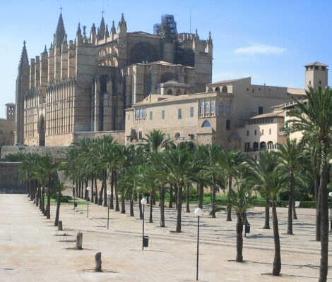 De kathedraal La Seu van Palma de Mallorca gezien vanaf Parc de la Mar