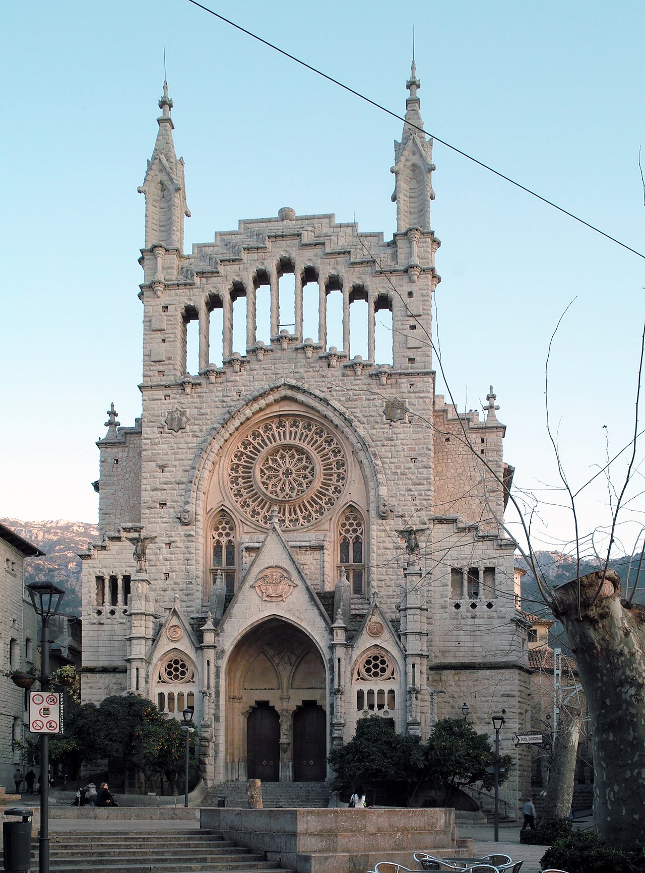 De kerk Sant Bartomeu aan het dorpsplein van Sóller