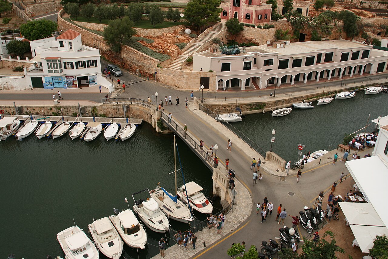 Is Menorca duur? Wat een vakantie in 2026 echt kost 1 Boten langs de kade in de haven van Ciutadella op Menorca