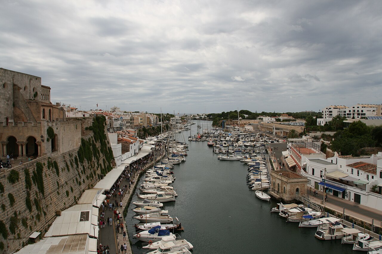 Is Menorca duur? Wat een vakantie in 2026 echt kost 2 De jachthaven van Ciutadella op Menorca gezien vanaf de oude stadsmuur