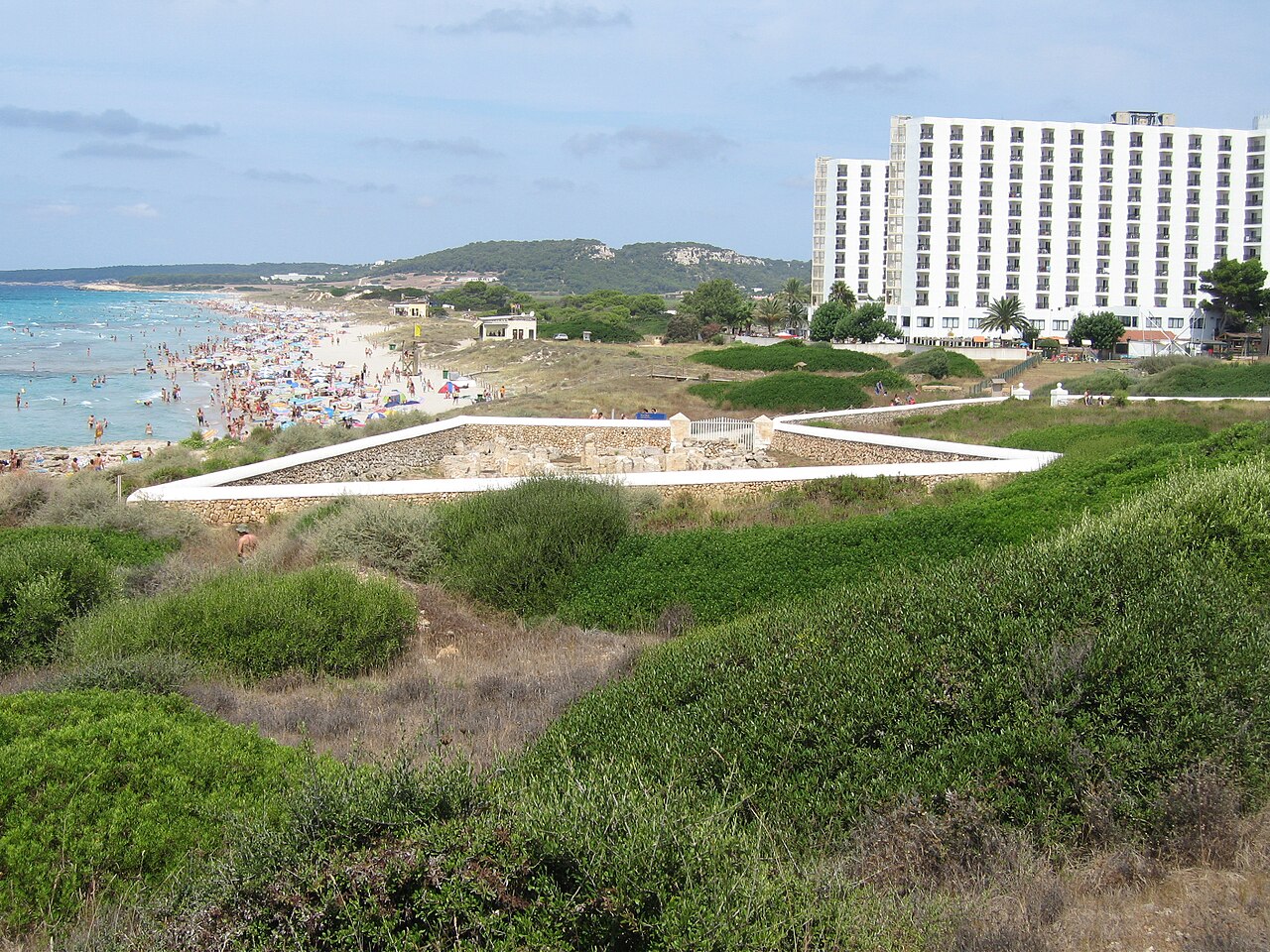 Is Menorca duur? Wat een vakantie in 2026 echt kost 4 Hotelblokken boven het strand van Son Bou op Menorca