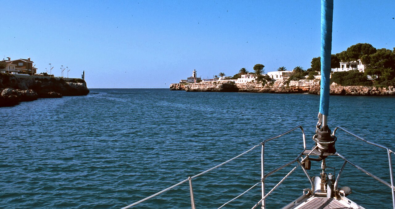 Is Menorca duur? Wat een vakantie in 2026 echt kost 3 De havenmond van Ciutadella op Menorca gezien vanaf het water