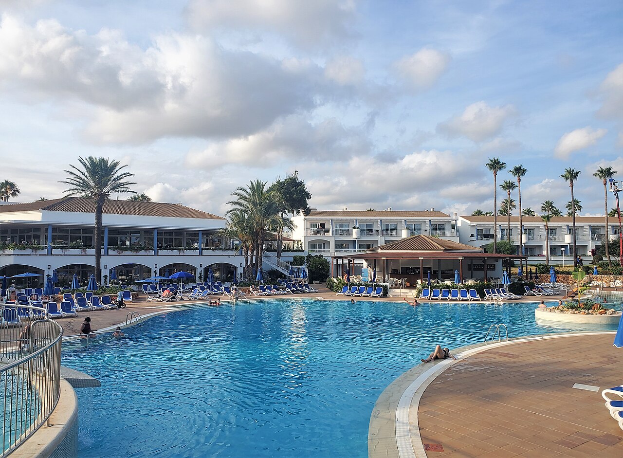 Is Menorca duur? Wat een vakantie in 2026 echt kost 5 Zwembad en terras van een hotel aan de kust van Menorca