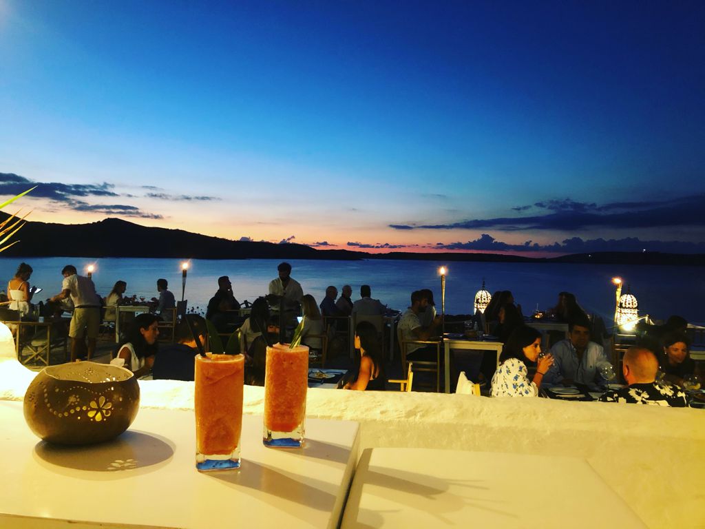Cocktails op de reling van Isabella Beach Club bij zonsondergang
