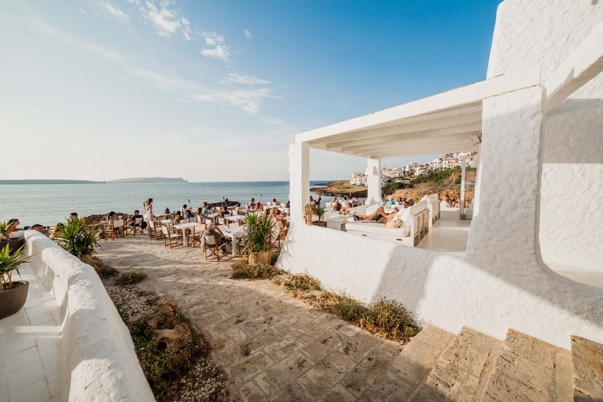 Het terras van Isabella Beach Club op de klif boven de zee