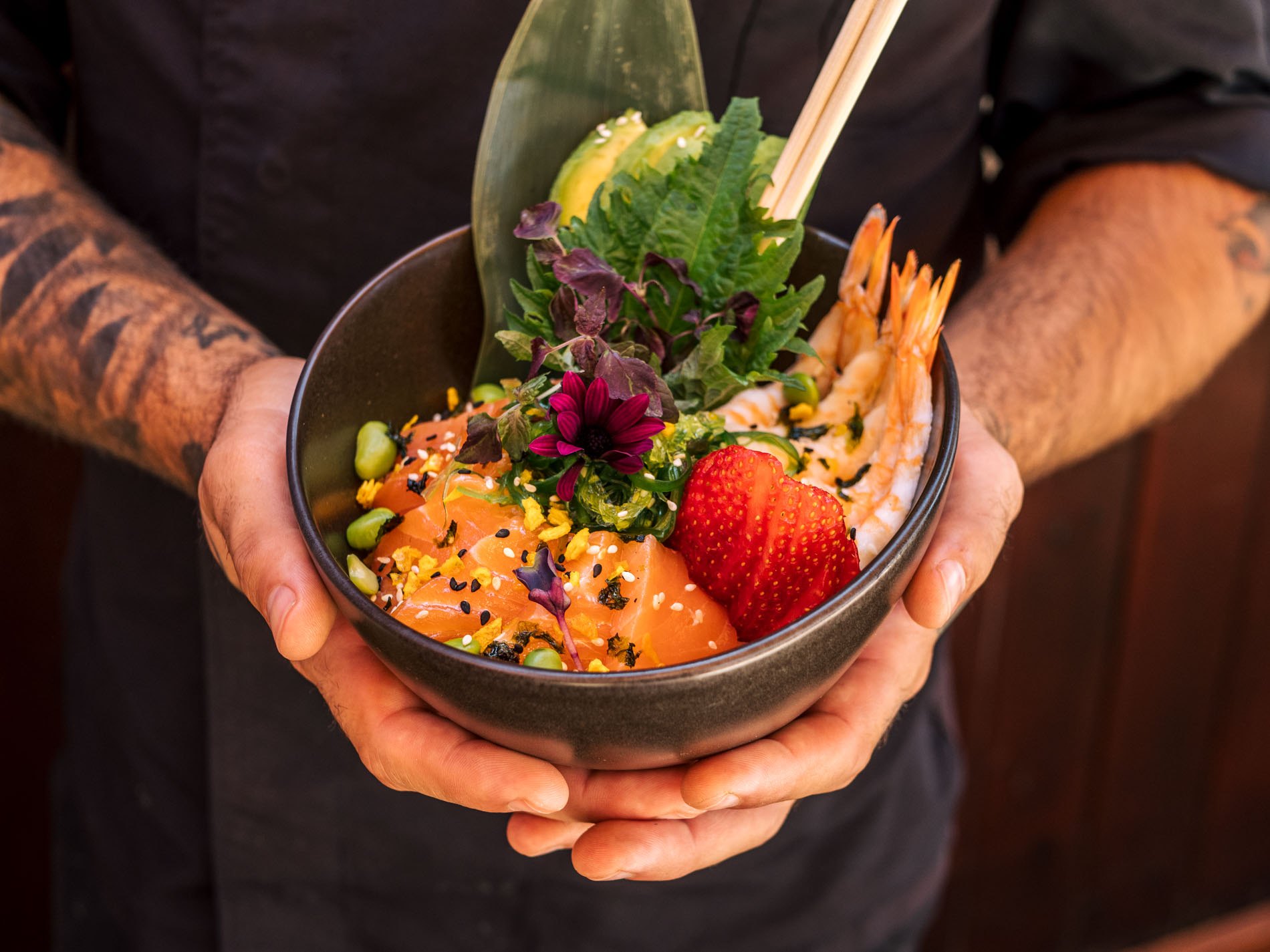 Poké bowl met zalm, garnalen en aardbei bij Jockey Club op Ses Salines
