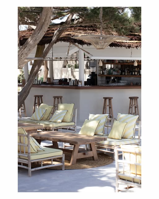 Jondal Ibiza: het kaviaar-strandrestaurant van Rafa Zafra aan Cala Jondal 5 De bar en ligbedden van Jondal onder de pijnbomen