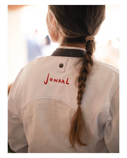 Jondal Ibiza: het kaviaar-strandrestaurant van Rafa Zafra aan Cala Jondal 8 Koksbuis met het geborduurde Jondal-logo
