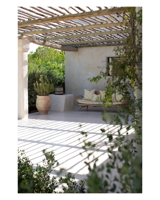 Jondal Ibiza: het kaviaar-strandrestaurant van Rafa Zafra aan Cala Jondal 3 Loungehoek van Jondal onder een pergola met planten en uitzicht op zee