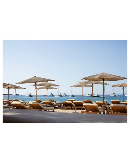 Jondal Ibiza: het kaviaar-strandrestaurant van Rafa Zafra aan Cala Jondal 1 Het terras van Jondal aan Cala Jondal met parasols, ligbedden en de zee