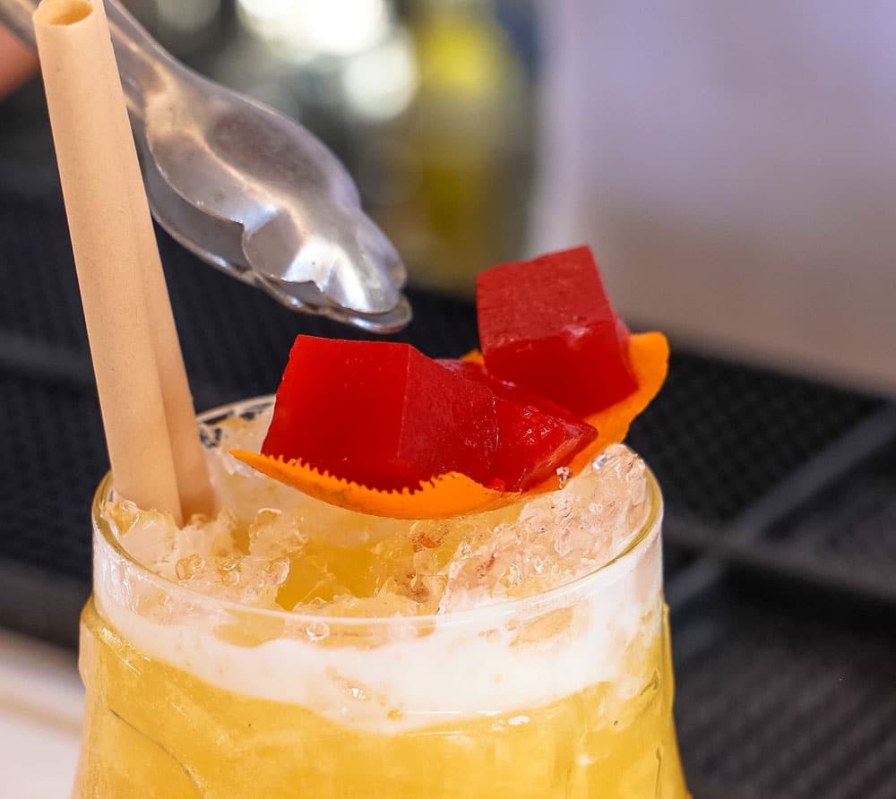 Juan y Andrea Formentera: het strandrestaurant voor de jachten op Ses Illetes 5 Cocktail aan de bar van Juan y Andrea op Ses Illetes