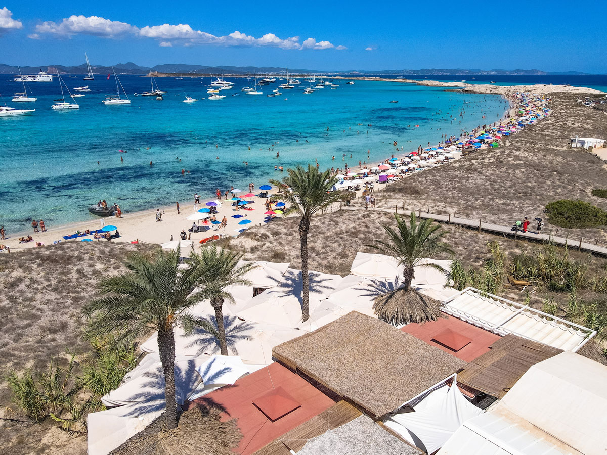 Juan y Andrea Formentera: het strandrestaurant voor de jachten op Ses Illetes 6 Luchtfoto van het terras van Juan y Andrea aan het strand van Ses Illetes