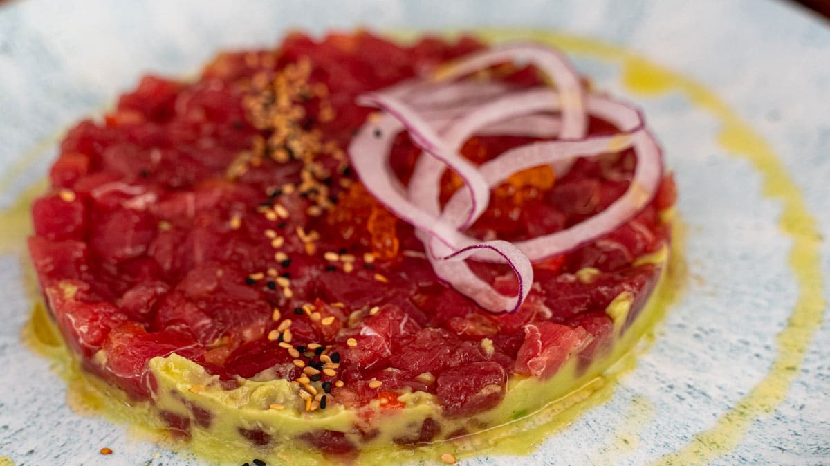 Juan y Andrea Formentera: het strandrestaurant voor de jachten op Ses Illetes 4 Vers bereide tartaar op een bord bij Juan y Andrea op Formentera