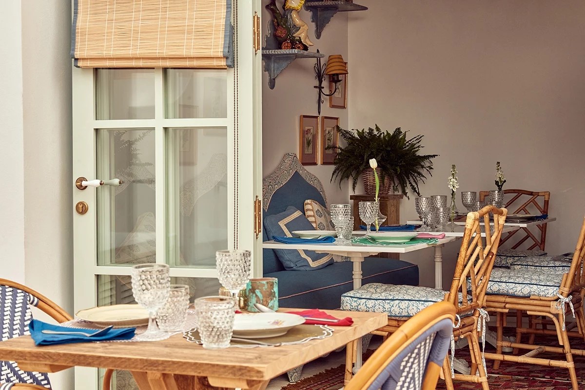 De intieme eetzaal van La Cocina de Cristine met een gedekte tafel bij het raam