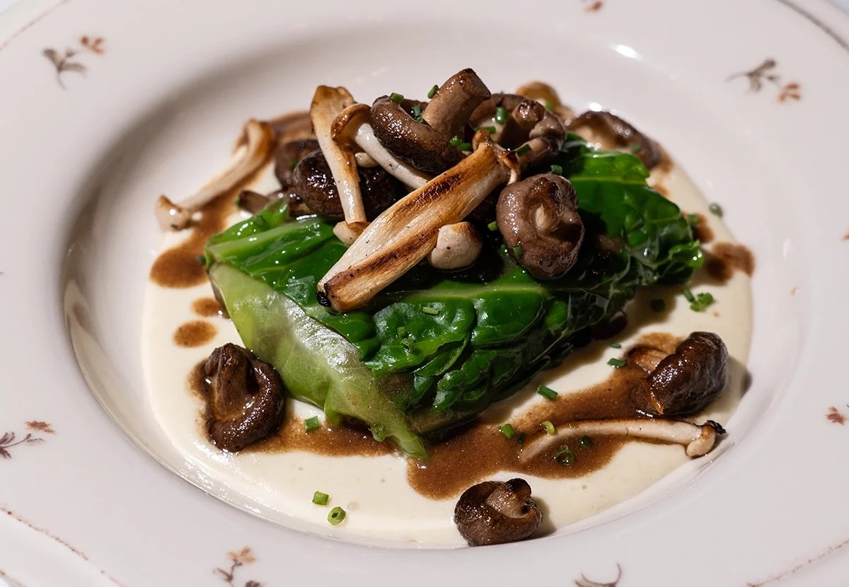 Een verfijnd bord met paddenstoelen en groenten bij La Cocina de Cristine
