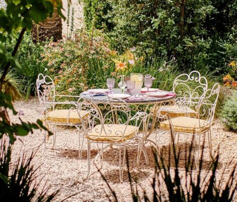 De geheime stadstuin van La Cocina de Cristine met tafeltjes tussen de planten in Maó