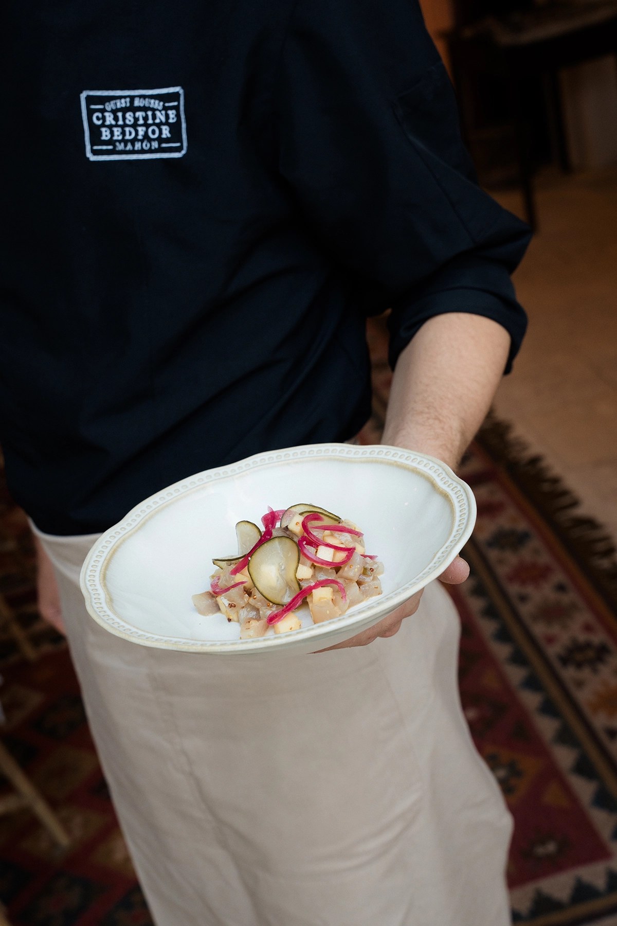 Een voorgerecht wordt geserveerd bij La Cocina de Cristine