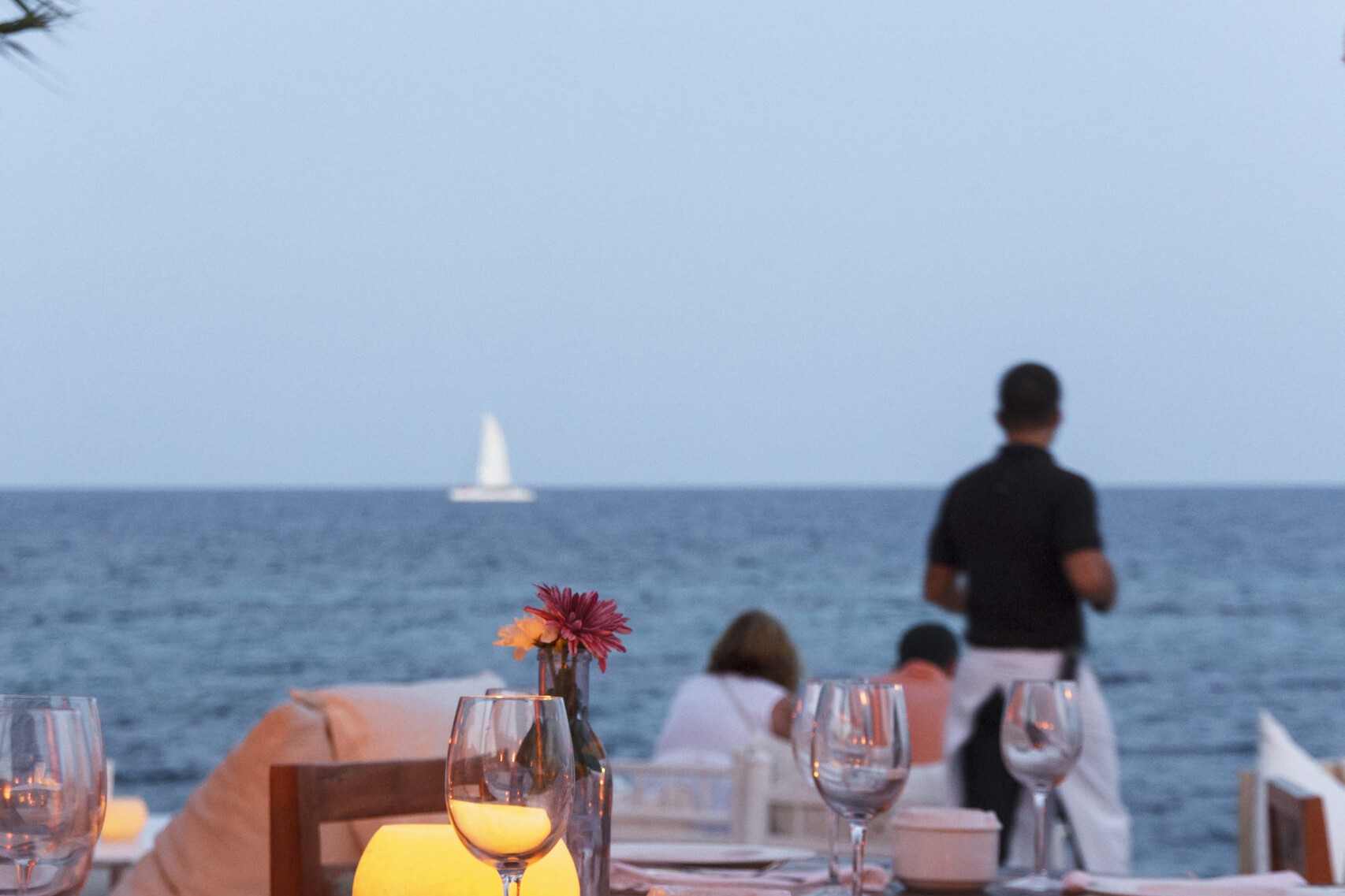 Gedekte tafel op het terras van La Escollera met uitzicht over zee bij Es Cavallet, Ibiza