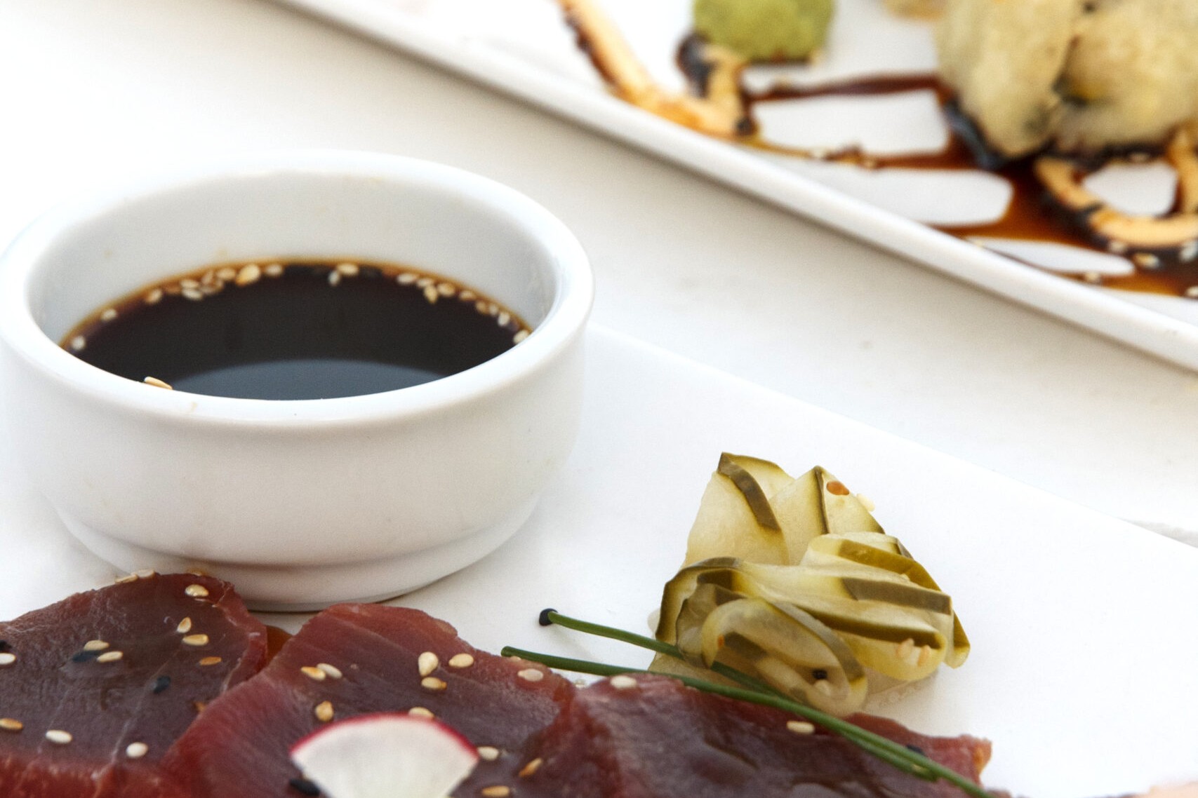 Carpaccio en sushi op een bord bij La Escollera aan Es Cavallet, Ibiza