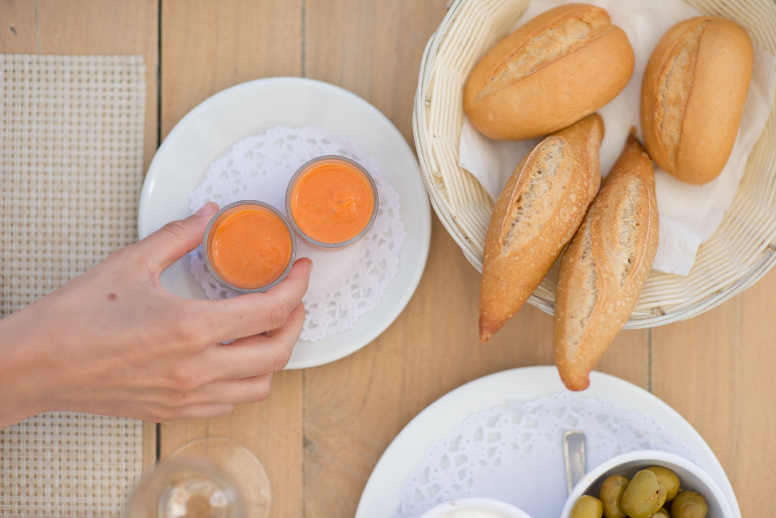 Brood en romesco op een gedekte tafel van La Escollera aan Es Cavallet, Ibiza