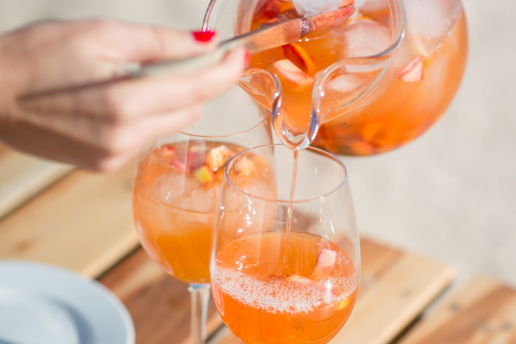 Drankje wordt ingeschonken op het terras van La Escollera bij Es Cavallet, Ibiza