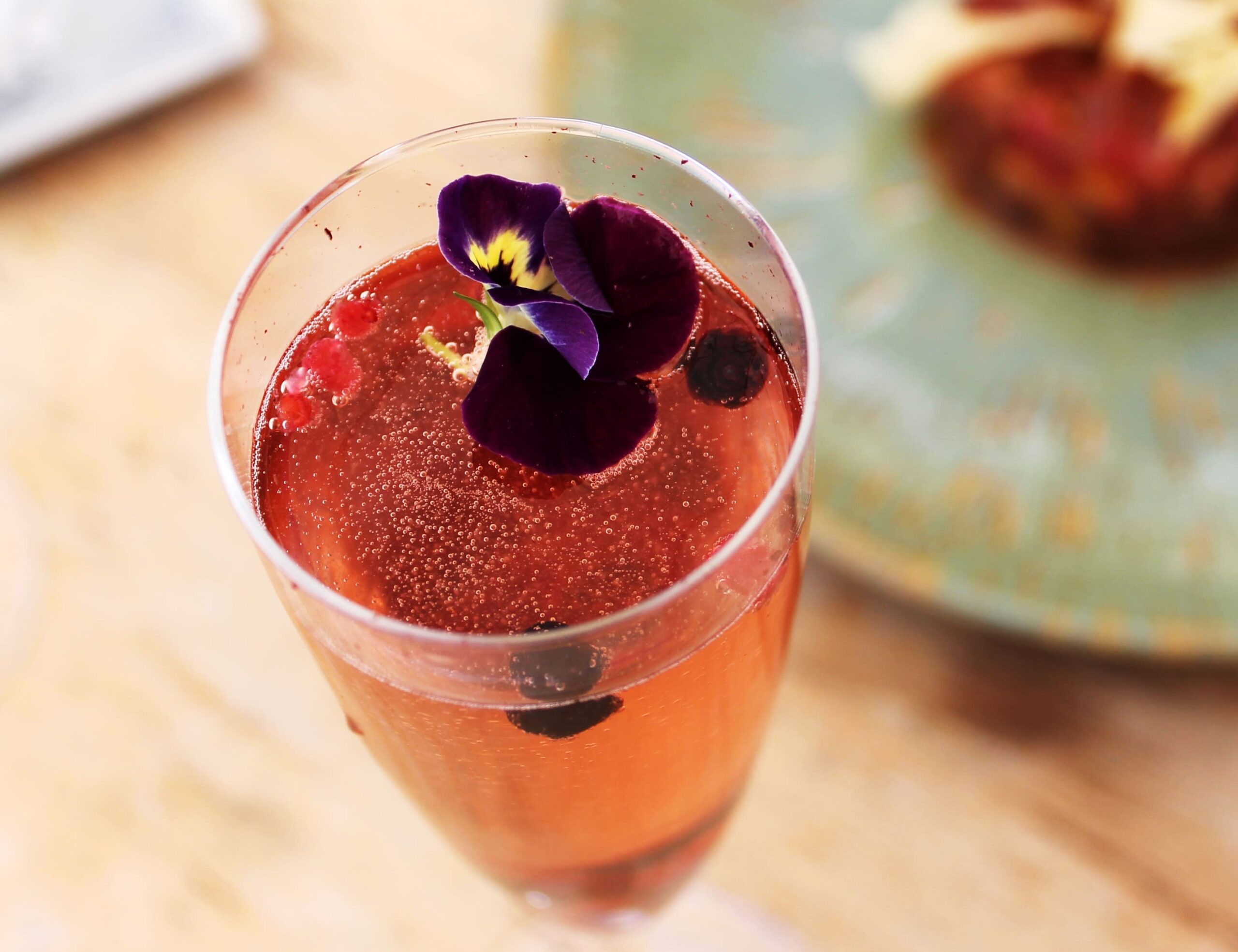 Cocktail met eetbare bloem op tafel bij restaurant La Escollera, Ibiza