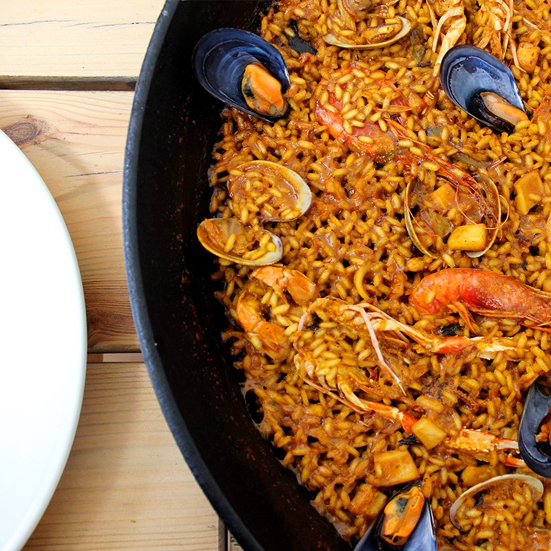 Paella met mosselen, garnalen en venusschelpen bij La Escollera op Ibiza