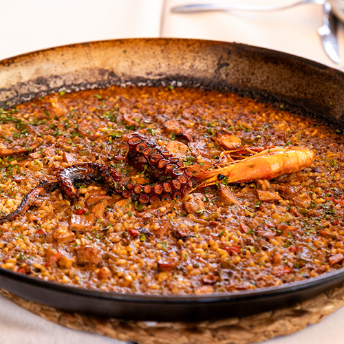 Arroz met inktvis en garnaal bij La Guapa in Fornells